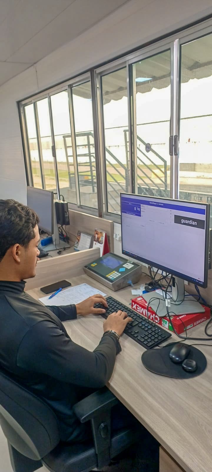 Balanceiro da Alpha Control operando o sistema de pesagem no porto